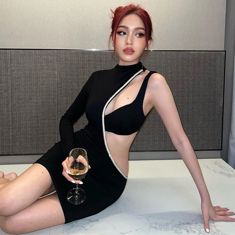 2023 Пролет лято Черна рокля с едно рамо Жените секси кухи Rhinestone декор Bodycon мини рокля парти клубно облекло
