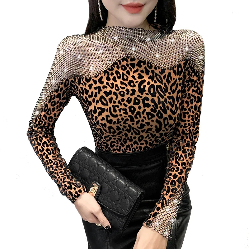 Секси тениска с леопардов принт 2024 Нова гореща пробиване кухи върхове мода жени мрежеста долна риза Blusa A19