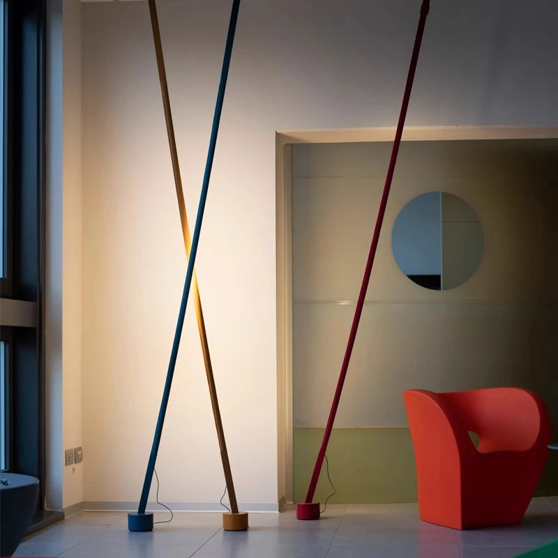 Творчески дизайн на тъкана подова лампа с минималистичен хол, изложбена зала, фонова стена, атмосфера, подова лампа